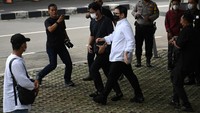 Dito Mahendra bergegas meninggalkan gedung KPK.