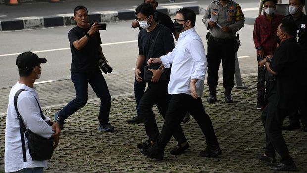 Dito Mahendra diperiksa KPK selama 5 jam terkait kasus dugaan TPPU yang menjerat mantan Sekretaris MA Nurhadi, Senin (6/1). Dia pun bergegas meninggalkan KPK.
