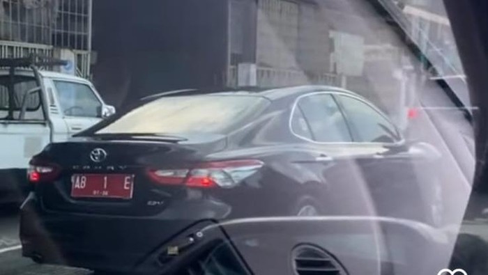 Video mobil dinas Bupati Sleman terjebak macet. Video itu diunggah di Instagram oleh akun @jogjaku, Senin (6/2/2023).