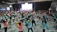 Mereka melakukan senam sehat secara serempak.
