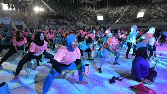 Warga Antusias Ikuti Senam Peringati World Hijab Day 2023 #RayakanGerakmu digelar untuk memperingati World Hijab Day 2023. Kegiatan ini diisi dengan senam yang memecahkan rekor MURI.