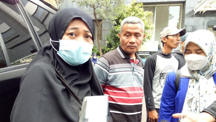Warga Jatiwarna, Kota Bekasi melaporkan Bripka Madih ke Propam Polda Metro Jaya.