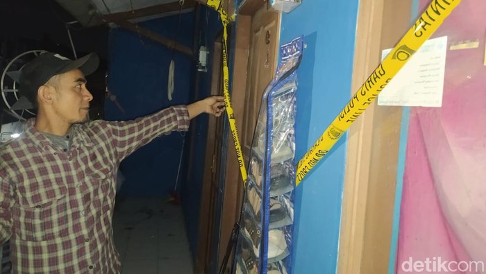 Warga menunjukkan rumah tempat penyiksaan dua anak oleh ayah kandungnya di Cimahi.