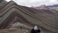 Gunung Pelangi ini disebut juga sebagai Montana de Siete Colores yang berarti gunung tujuh warna. Lokasinya berada di Andes, wilayah Cusco, Peru.  