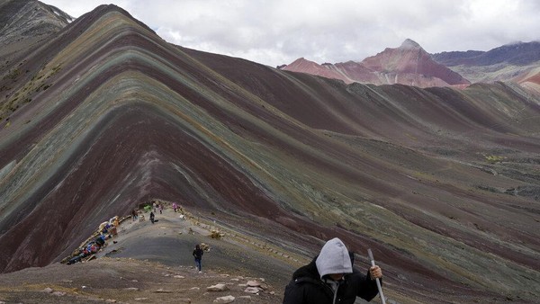 Gunung Pelangi ini disebut juga sebagai Montana de Siete Colores yang berarti gunung tujuh warna. Lokasinya berada di Andes, wilayah Cusco, Peru.  