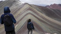 Warna-warni Cantik Gunung Pelangi di Peru