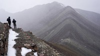Menurut HuffPo, warna-warni ini terbentuk karena es yang menutupi area tersebut. Ketika mulai mencair, air bercampur dengan mineral di bawah tanah dan mengubahnya jadi berwarna. Daerah merahnya disebabkan oleh campuran karat, kuning karena besi sulfida, ungu dari goetit atau limotit teroksidasi dan hijau dari klorit.  