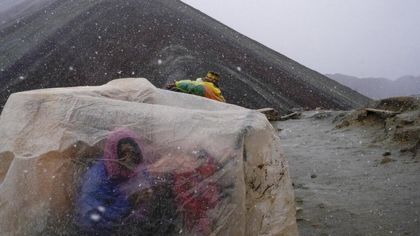 Cuaca juga membuat perbedaan besar dalam Gunung Pelangi. Saran untuk traveler adalah datang saat bulan-bulan hangat saat tidak ada hujan atau salju. Sebab, jalan setapak akan sulit didaki saat musim hujan atau bersalju, warnanya juga akan lebih kusam. Seperti yang terlihat pada gambar ini.  