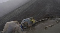 Gunung ini berada di ketinggian 16.000 kaki di atas permukaan laut. Jadi, sebaiknya traveler membawa banyak air saat mendaki dan menuruni gunung.  