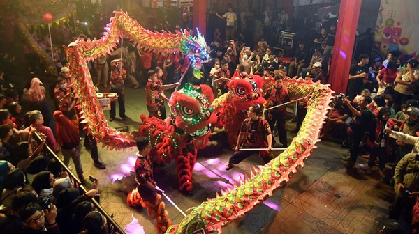Sejumlah peserta memainkan atraksi barongsai dan liong saat Bogor Street Festival, Cap Go Meh 2023 di jalan Suryakencana, Kota Bogor, Jawa Barat, Minggu (5/2/2023) malam. Bogor Street Festival, Cap Go Meh 2023 yang merupakan salah satu Kharisma Event Nusantara (KEN) 2023 tersebut kembali digelar untuk tahun ini sebagai ajang budaya pemersatu bangsa. ANTARA FOTO/Arif Firmansyah. Sejumlah peserta memainkan atraksi barongsai dan liong saat Bogor Street Festival, Cap Go Meh 2023 di jalan Suryakencana, Kota Bogor, Jawa Barat, Minggu (5/2/2023) malam. Bogor Street Festival, Cap Go Meh 2023 yang merupakan salah satu Kharisma Event Nusantara (KEN) 2023 tersebut kembali digelar untuk tahun ini sebagai ajang budaya pemersatu bangsa. ANTARA FOTO/Arif Firmansyah.
