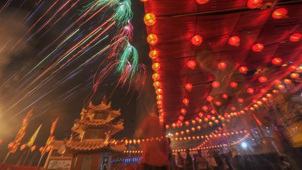 Sejumlah warga menyaksikan pesta kembang api saat puncak perayaan Cap Go Meh di Kelenteng Leng Chun Keng, Jambi, Minggu (5/2/2023). Puncak perayaan Cap Go Meh di daerah itu dimeriahkan dengan beberapa kegiatan hiburan dan pesta kembang api. ANTARA FOTO/Wahdi Septiawan. Sejumlah warga menyaksikan pesta kembang api saat puncak perayaan Cap Go Meh di Kelenteng Leng Chun Keng, Jambi, Minggu (5/2/2023). Puncak perayaan Cap Go Meh di daerah itu dimeriahkan dengan beberapa kegiatan hiburan dan pesta kembang api. ANTARA FOTO/Wahdi Septiawan.