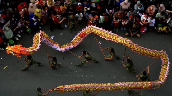 Sejumlah warga menyaksikan atraksi naga saat Karnaval Budaya Perayaan Cap Go Meh di Makassar, Sulawesi Selatan, Minggu (5/2/2023). Perayaan Cap Go Meh yang merupakan rangkaian kegiatan hari raya Imlek 2574 tersebut dimeriahkan dengan berbagai kegiatan seperti atraksi barongsai, parade budaya, musik tradisional, dan wisata kuliner. ANTARA FOTO/Abriawan Abhe. Sejumlah warga menyaksikan atraksi naga saat Karnaval Budaya Perayaan Cap Go Meh di Makassar, Sulawesi Selatan, Minggu (5/2/2023). Perayaan Cap Go Meh yang merupakan rangkaian kegiatan hari raya Imlek 2574 tersebut dimeriahkan dengan berbagai kegiatan seperti atraksi barongsai, parade budaya, musik tradisional, dan wisata kuliner. ANTARA FOTO/Abriawan Abhe.