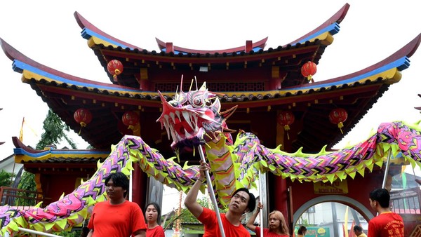 Sejumlah warga keturunan Tionghoa menampilkan kesenian Naga Liong berkeliling kampung saat kirab perayaan Cap Go Meh di sekitar kawasan Tempat Ibadah Tri Dharma (TITD) Cao Fuk Miao, Denpasar, Bali, Minggu (5/2/2023). Perayaan Cap Go Meh di tempat ibadah tersebut dilakukan dengan persembahyangan serta kirab berkeliling kampung untuk memberikan keseimbangan kepada alam semesta sekaligus sebagai wujud kerukunan umat beragama. ANTARA FOTO/Fikri Yusuf. Sejumlah warga keturunan Tionghoa menampilkan kesenian Naga Liong berkeliling kampung saat kirab perayaan Cap Go Meh di sekitar kawasan Tempat Ibadah Tri Dharma (TITD) Cao Fuk Miao, Denpasar, Bali, Minggu (5/2/2023). Perayaan Cap Go Meh di tempat ibadah tersebut dilakukan dengan persembahyangan serta kirab berkeliling kampung untuk memberikan keseimbangan kepada alam semesta sekaligus sebagai wujud kerukunan umat beragama. ANTARA FOTO/Fikri Yusuf.