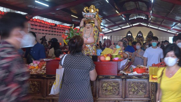Sejumlah warga keturunan Tionghoa bersembahyang pada perayaan Cap Go Meh di Klenteng Petak Sembilan, Jakarta, Jumat (3/2/2023). Perayaan Cap Go Meh adalah akhir dari perayaan Imlek yang dilakukan tanggal 15 bulan pertama penanggalan Tionghua. ANTARA FOTO/Paramayuda. Sejumlah warga keturunan Tionghoa bersembahyang pada perayaan Cap Go Meh di Klenteng Petak Sembilan, Jakarta, Jumat (3/2/2023). Perayaan Cap Go Meh adalah akhir dari perayaan Imlek yang dilakukan tanggal 15 bulan pertama penanggalan Tionghua. ANTARA FOTO/Paramayuda.