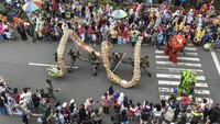 Sejumlah peserta memperagakan atraksi Naga Lion saat kirab budaya di Kabupaten Ciamis, Jawa barat, Minggu (5/2/2023). Kirab budaya tersebut untuk memerihkan puncak perayaan Cap Go Meh yang diselenggarakan oleh Klenteng Hok Tek Bio Ciamis dalam upaya menjaga toleransi antar umat beragama. ANTARA FOTO/Adeng Bustomi.