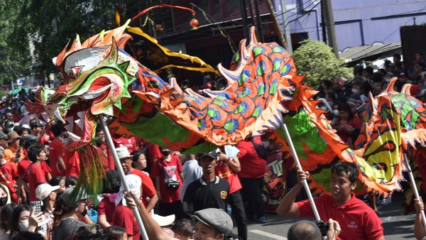 Sejumlah peserta mengarak naga liong saat kirab perayaan Cap Go Meh di Bekasi, Jawa Barat, Minggu (5/2/2023). Perayaan Cap Go Meh tersebut kembali digelar setelah vakum selama dua tahun akibat pandemi COVID-19 dan kegiatan tersebut dimeriahkan dengan seni budaya Tionghoa. ANTARA FOTO/ Fakhri Hermansyah. Sejumlah peserta mengarak naga liong saat kirab perayaan Cap Go Meh di Bekasi, Jawa Barat, Minggu (5/2/2023). Perayaan Cap Go Meh tersebut kembali digelar setelah vakum selama dua tahun akibat pandemi COVID-19 dan kegiatan tersebut dimeriahkan dengan seni budaya Tionghoa. ANTARA FOTO/ Fakhri Hermansyah.