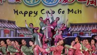 Sejumlah penari tampil dalam Pentas Seni Perayaan Cap Go Me di Vihara Duta Maitreya, Batam, Kepulauan Riau, Minggu (5/2/2023) malam. Kegiatan tersebut untuk memerihkan perayaan Cap Go Meh warga keturunan Tionghoa di Batam. ANTARA FOTO/Teguh Prihatna.