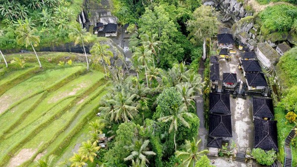  Objek wisata cagar budaya tersebut memiliki candi yang terpahat pada tebing batu dan dikelilingi panorama alam yang indah.