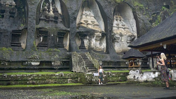 Wisatawan mancanegara berfoto di Candi Gunung Kawi, Tampaksiring, Gianyar, Bali, Minggu (5/2/2023).