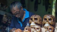Perajin membuat kerajinan tangan berbahan dasar tempurung kelapa dan kayu di sekitar Candi Gunung Kawi, Tampaksiring, Gianyar, Bali.