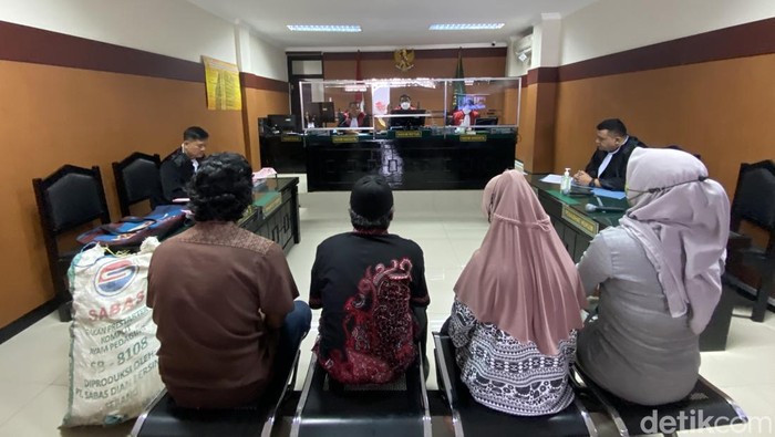 Zulhaidir (kesatu dari kiri) dan Kusnadi (kedua dari kiri) saat bersaksi di PN Kota Sukabumi