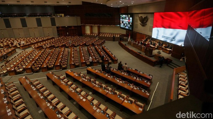 DPR menggelar Rapur ke-15 dengan agenda salah satunya pengesahan calon anggota Komisi Penyiaran Indonesia (KPI) pusat periode 2022-2025. 88 kursi terlihat kosong.