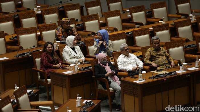 DPR menggelar Rapur ke-15 dengan agenda salah satunya pengesahan calon anggota Komisi Penyiaran Indonesia (KPI) pusat periode 2022-2025. 88 kursi terlihat kosong.