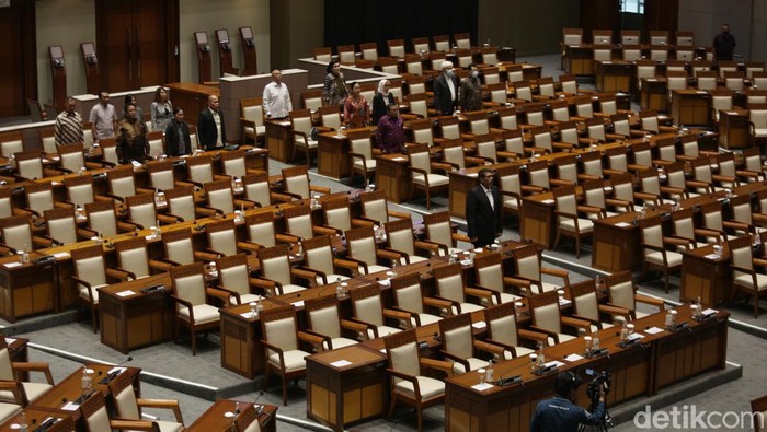 88 Kursi Kosong Saat DPR Gelar Rapur Pengesahan Calon Anggota KPI Pusat DPR menggelar Rapur ke-15 dengan agenda salah satunya pengesahan calon anggota Komisi Penyiaran Indonesia (KPI) pusat periode 2022-2025. 88 kursi terlihat kosong.