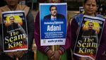 Aksi Demo Warga India yang Ngamuk Soal Skandal Orang Terkaya Asia