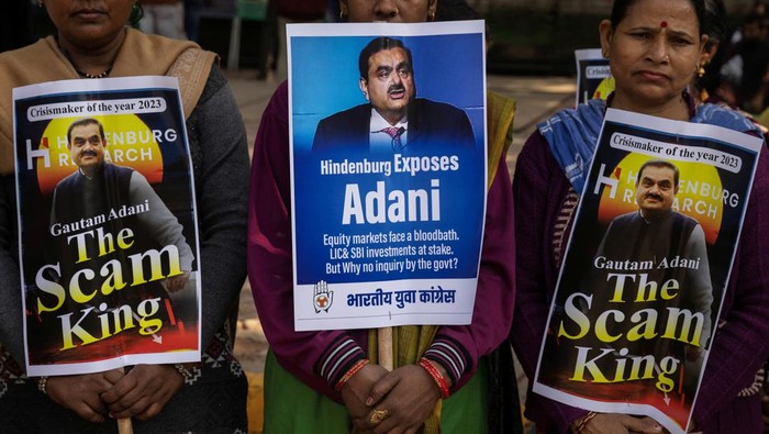 Aksi Demo Warga India yang Ngamuk Soal Skandal Orang Terkaya Asia Activists of the youth wing of India's main opposition Congress party shout slogans during a protest against what they say are investments by Life Insurance Corporation (LIC) and State Bank of India (SBI) in Adani Group, in New Delhi, India, February 6, 2023. REUTERS/Adnan Abidi