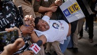 LIC memegang 4,23% saham di perusahaan utama Adani, sementara eksposur lainnya mencakup 9,14% saham di Adani Ports dan 5,96% di Adani Total Gas. Sementara SBI mengatakan minggu lalu total eksposurnya ke Adani Group adalah 0,9% dari total buku pinjamannya.  