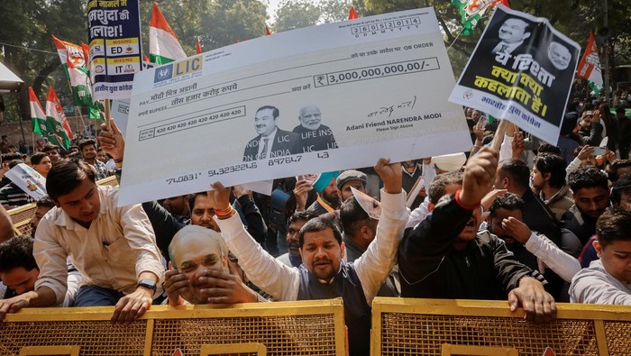 Aksi Demo Warga India yang Ngamuk Soal Skandal Orang Terkaya Asia Activists of the youth wing of India's main opposition Congress party shout slogans during a protest against what they say are investments by Life Insurance Corporation (LIC) and State Bank of India (SBI) in Adani Group, in New Delhi, India, February 6, 2023. REUTERS/Adnan Abidi