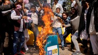 Di Jantar Mantar, New Delhi, pengunjuk rasa mengangkat spanduk dan meneriakkan slogan-slogan menentang Adani. Beberapa menerobos barikade dan sampai memaksa polisi untuk menahan mereka.  