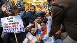 Aksi Demo Warga India yang Ngamuk Soal Skandal Orang Terkaya Asia