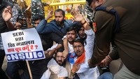 Ratusan anggota partai Kongres melakukan protes di seluruh negeri, termasuk di luar beberapa kantor perusahaan asuransi milik negara Life Insurance Corporation dan State Bank of India yang memiliki eksposur ke perusahaan grup Adani. REUTERS/Anushree Fadnavis  