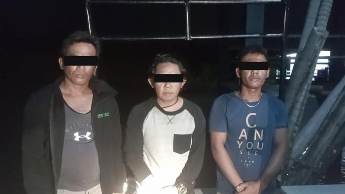 Anggota TNI AL menangkap tiga pelaku pencurian mesin kapal tempel di Pulau Jaloh, Bulang kota Batam.(Dok Lantamal IV)