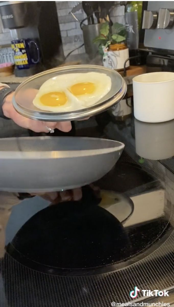 Anti Gagal! Tiktoker Ini Bagikan Cara Gampang Membalikkan Telur Mata Sapi