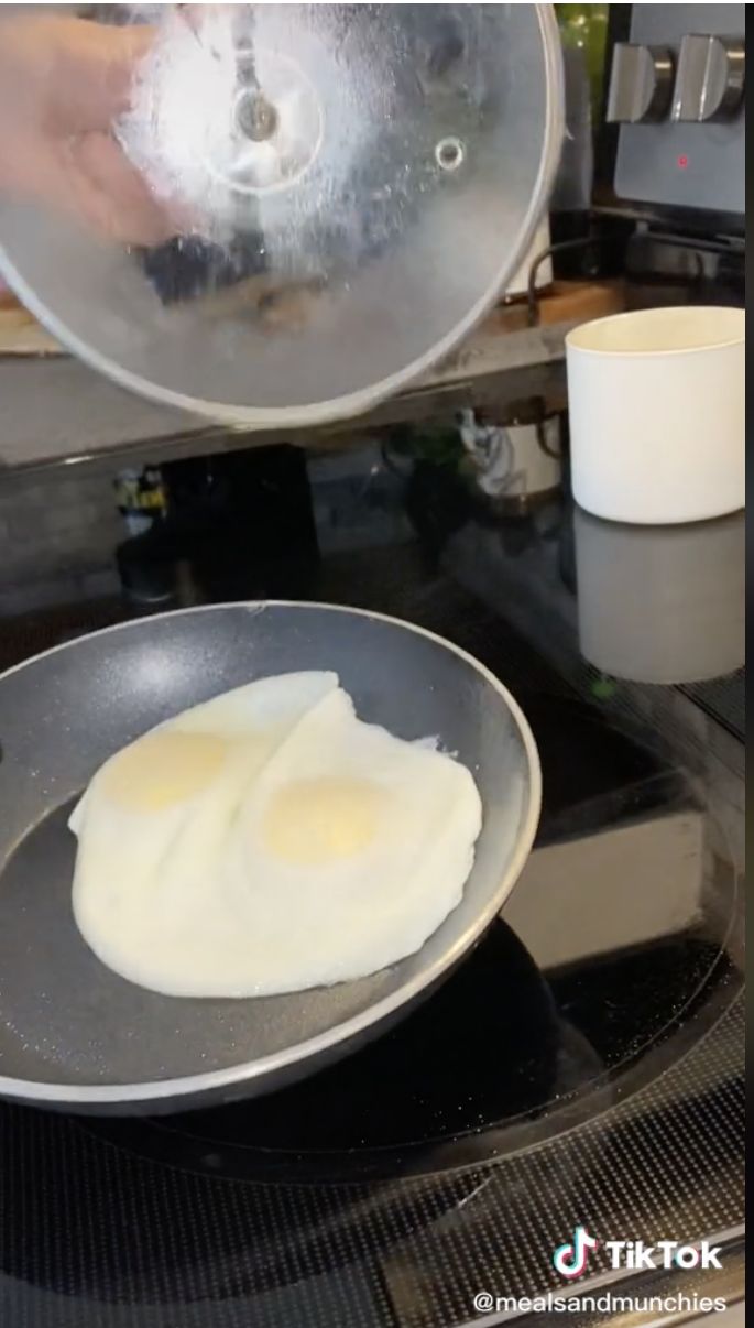 Anti Gagal! Tiktoker Ini Bagikan Cara Gampang Membalikkan Telur Mata Sapi
