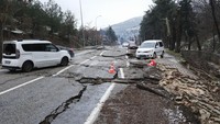 Gempa juga menyebabkan jalan-jalan kota Fevzipasa, distrik Islahiye Gaziantep, Turki rusak parah hingga tidak bisa dilintasi. Emin Sansar/Anadolu Agency/Getty Images