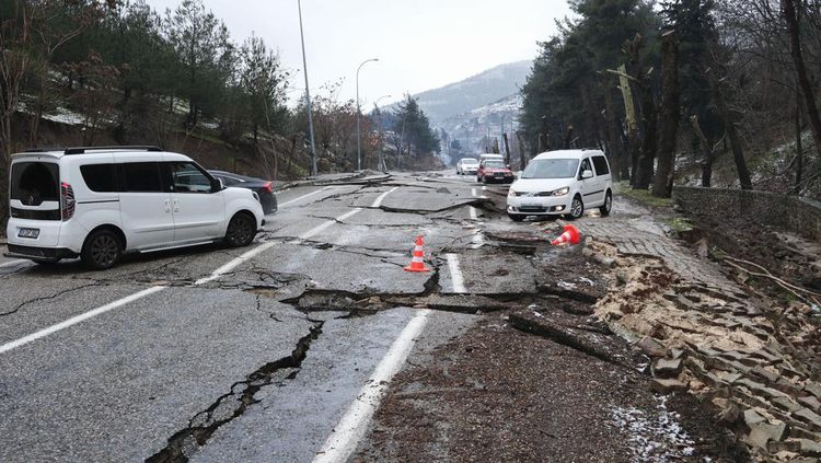 Jalanan Aspal di Turki Retak Imbas Guncangan Gempa