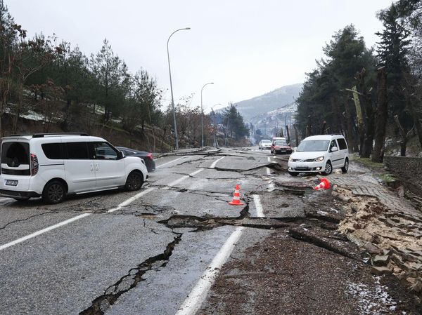Jalanan Aspal di Turki Retak Imbas Guncangan Gempa