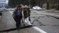 Gempa bumi itu juga menewaskan dan melukai ribuan orang. Emin Sansar/Anadolu Agency/Getty Images  