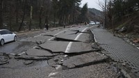 Kerusakan terjadi di jalan-jalan kota Fevzipasa, distrik Islahiye Gaziantep, Turki, Senin (6/2/2023).  