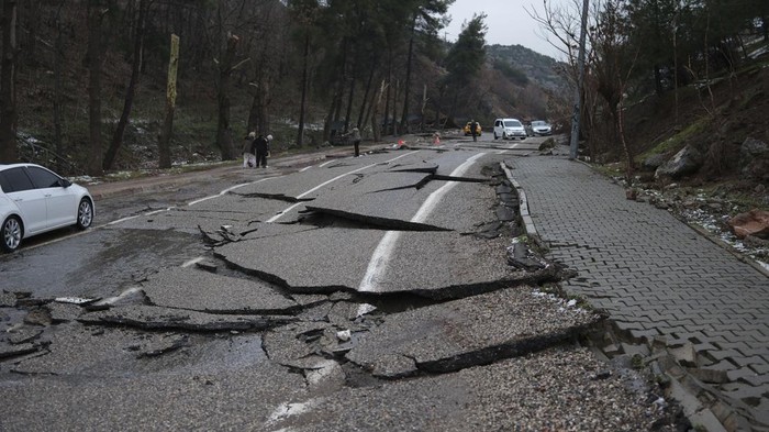 Aspal di Jalanan Turki Retak Imbas Guncangan Gempa GAZIANTEP, TURKIYE - FEBRUARY 06: Damage occurred on the roads in Fevzipasa town of Gaziantep's Islahiye district due to earthquakes of magnitude 7.7 and 7.6 affecting 10 provinces centered in Turkiye's Kahramanmaras, on February 06, 2023 in Gaziantep, Turkiye. Early Monday morning, a strong 7.7 earthquake, centered in the Pazarcik district, jolted Kahramanmaras and strongly shook several provinces, including Gaziantep, Sanliurfa, Diyarbakir, Adana, Adiyaman, Malatya, Osmaniye, Hatay, and Kilis. Later, at 13.24 p.m. (1024GMT), a 7.6 magnitude quake centered in Kahramanmaras' Elbistan district struck the region. Turkiye declared 7 days of national mourning after deadly earthquakes in southern provinces. (Photo by Emin Sansar/Anadolu Agency via Getty Images)
