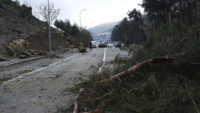 Aspal di Jalanan Turki Retak Imbas Guncangan Gempa GAZIANTEP, TURKIYE - FEBRUARY 06: Damage occurred on the roads in Fevzipasa town of Gaziantep's Islahiye district due to earthquakes of magnitude 7.7 and 7.6 affecting 10 provinces centered in Turkiye's Kahramanmaras, on February 06, 2023 in Gaziantep, Turkiye. Early Monday morning, a strong 7.7 earthquake, centered in the Pazarcik district, jolted Kahramanmaras and strongly shook several provinces, including Gaziantep, Sanliurfa, Diyarbakir, Adana, Adiyaman, Malatya, Osmaniye, Hatay, and Kilis. Later, at 13.24 p.m. (1024GMT), a 7.6 magnitude quake centered in Kahramanmaras' Elbistan district struck the region. Turkiye declared 7 days of national mourning after deadly earthquakes in southern provinces. (Photo by Emin Sansar/Anadolu Agency via Getty Images)