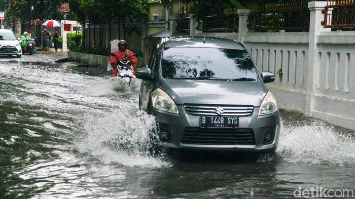 Jalan Cilandak 1, Jakarta Selatan, tergenang usai hujan deras, Selasa (7/2/2023). Kendaraan pun melambatkan lajunya saat melintas.
