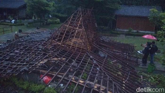 Bangunan joglo di Balkondes Wanurejo, Kecamatan Borobudur, Magelang, ambruk disapu angin kencang, Selasa (7/2/2023).
