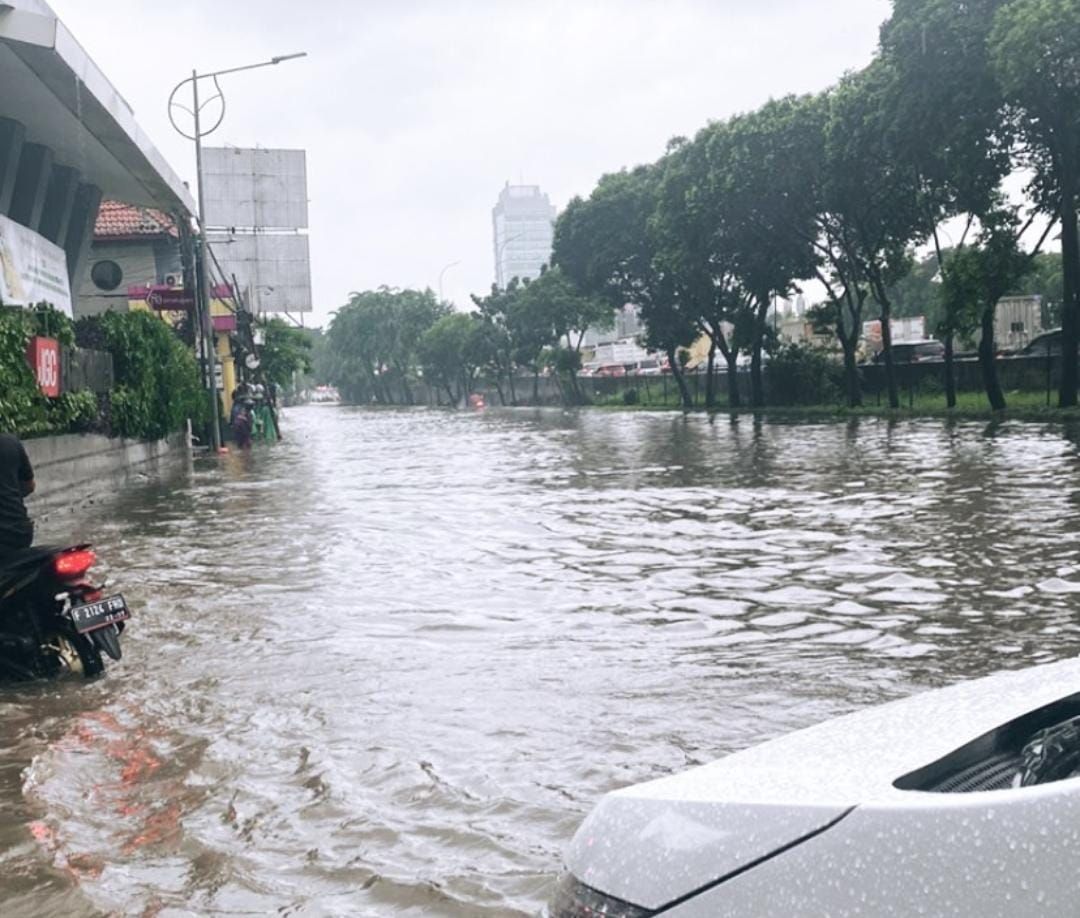 Banjir di Jalan TB Simatupang pada Selasa (7/2/2023)-(dok. Instagram @radhitnoya)