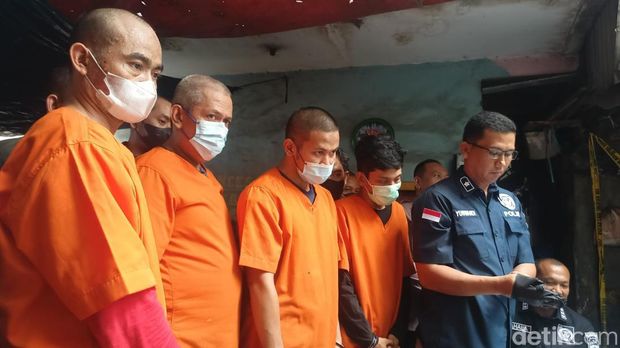 Bareskrim mengungkap laboratorium pembuatan narkotika jenis ekstasi di Jakpus. Sebanyak empat orang tersangka ditangkap. (Adrial Akbar/detikcom)