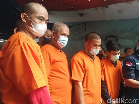 Bareskrim mengungkap laboratorium pembuatan narkotika jenis ekstasi di Jakpus. Sebanyak empat orang tersangka ditangkap. (Adrial Akbar/detikcom)